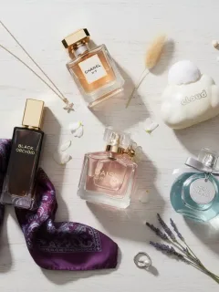 Composición de los cinco perfumes más vendidos en Estados Unidos, con botellas elegantes y elementos decorativos sutiles.