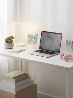 Escritorio organizado con accesorios de SHEIN y elementos decorativos, fomentando la productividad.