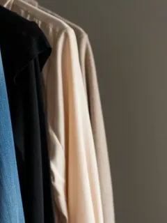 Armario organizado con prendas favoritas bien cuidadas, símbolo de durabilidad y estilo.