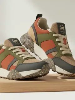 Zapatillas sostenibles fabricadas con materiales reciclados en España, diseño moderno y ecológico.