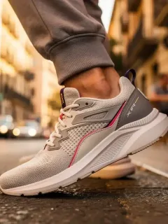 Persona usando calzado deportivo urbano moderno caminando por una calle de ciudad española.