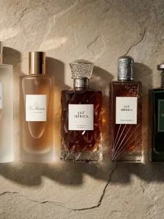 Composición artística de perfumes nicho españoles que marcan tendencia en 2026, con frascos elegantes y diseño exclusivo.