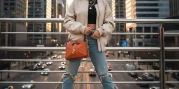 Mujer joven luciendo una chaqueta de cuero sintético oversized de SHEIN en un entorno urbano, mostrando un estilo moderno y actual.