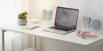 Escritorio organizado con accesorios de SHEIN y elementos decorativos, fomentando la productividad.