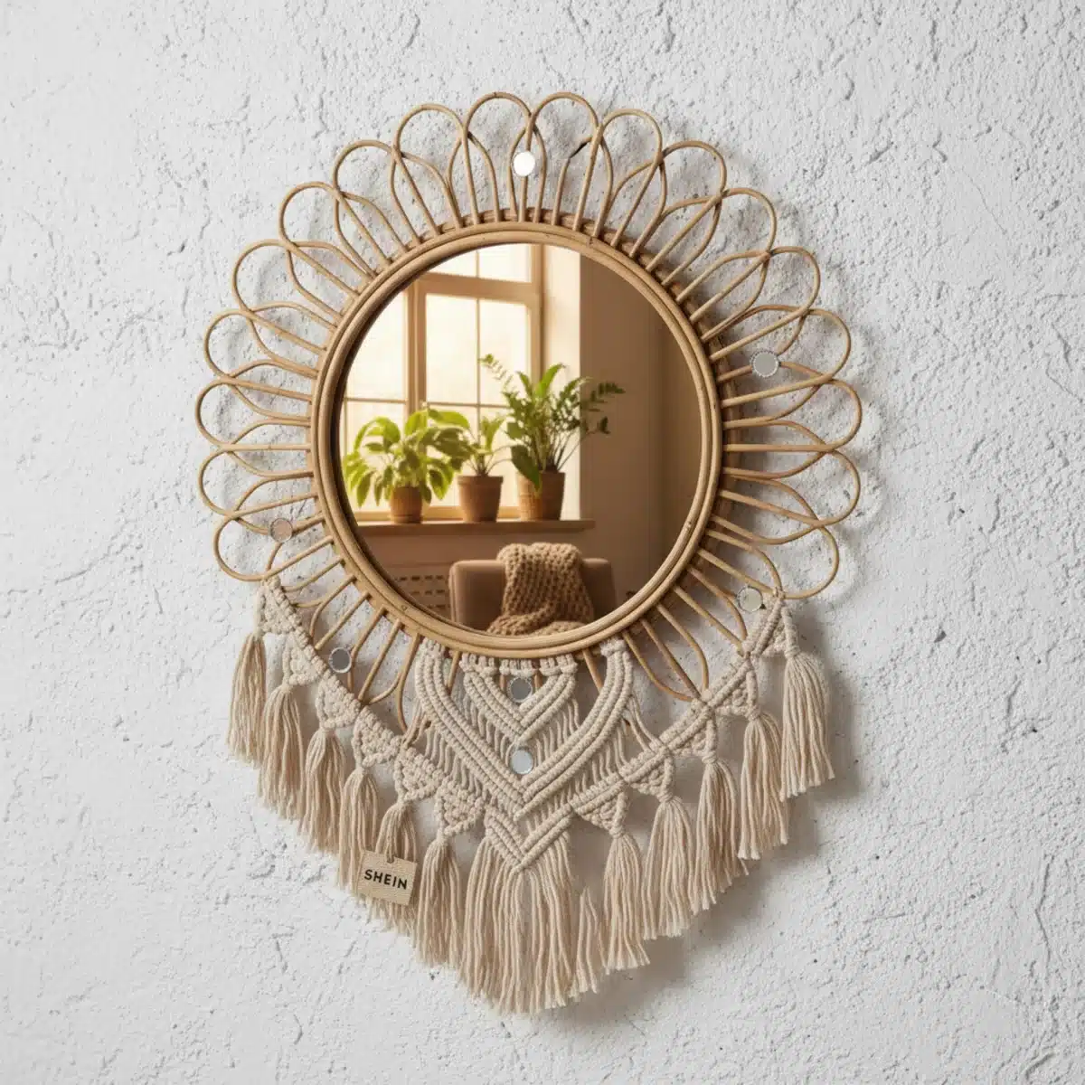 Espejo decorativo de SHEIN con marco de ratán estilo bohemio, aportando calidez y textura a un dormitorio.