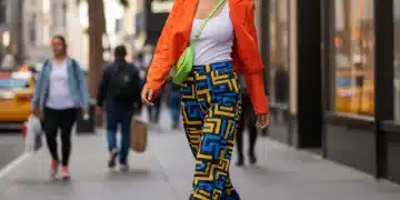 Mujer joven luciendo unos pantalones de moda de SHEIN en un entorno urbano de Estados Unidos.