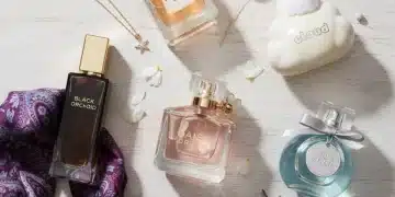 Composición de los cinco perfumes más vendidos en Estados Unidos, con botellas elegantes y elementos decorativos sutiles.