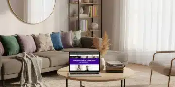 Salón moderno con decoración del hogar de SHEIN y cupón de descuento visible en una tableta.