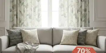 Salón acogedor con textiles de hogar modernos de SHEIN, destacando cojines, manta y cortinas, con descuentos de hasta el 60%.