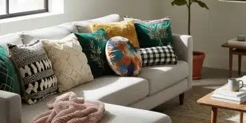 Sofá moderno decorado con fundas de cojín de SHEIN de diferentes estilos y colores.