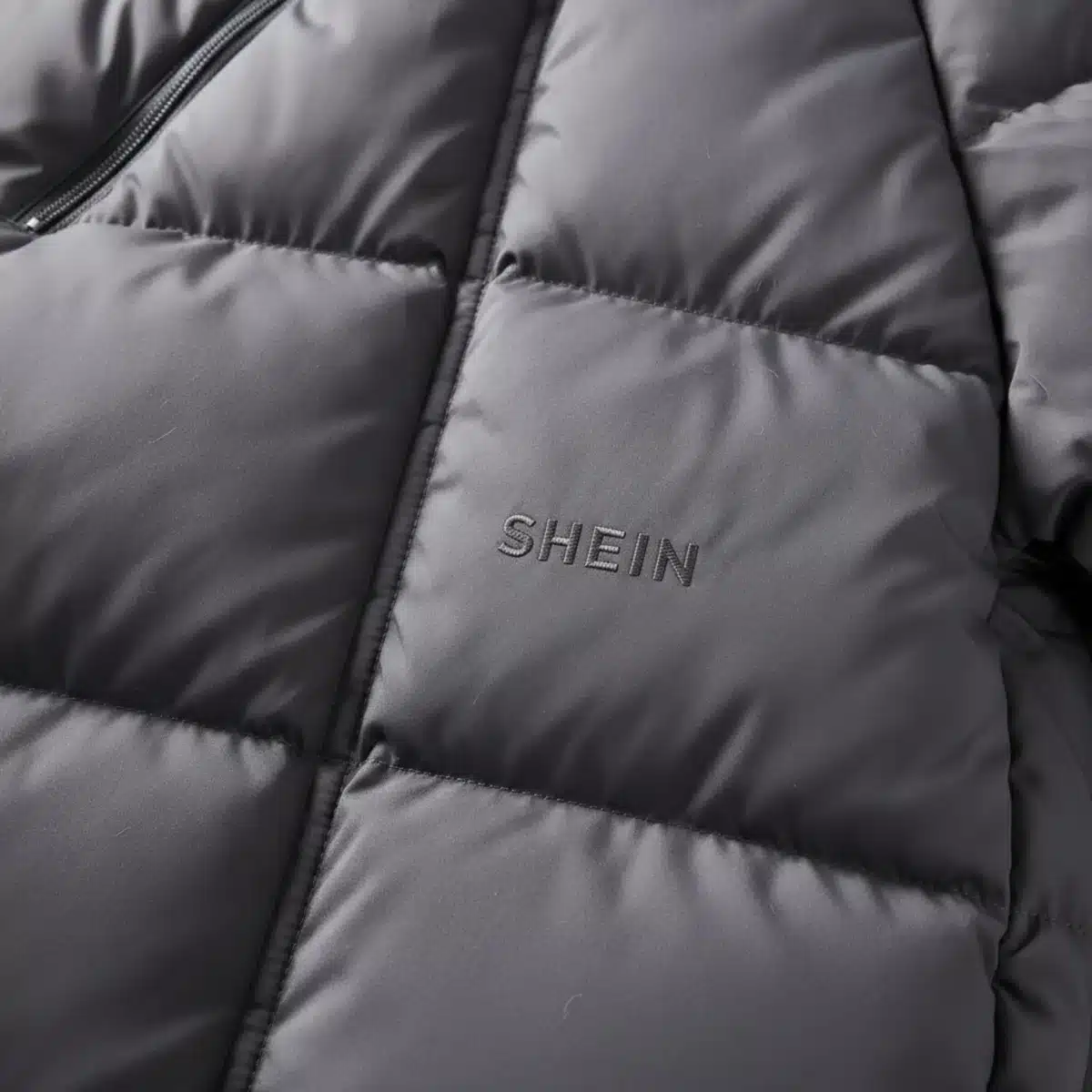 Detalle de la textura acolchada de un abrigo puffer de SHEIN, mostrando la calidad del material y el diseño para el invierno.
