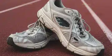 Zapatillas de correr desgastadas mostrando suela y tejido deteriorados, señalando la necesidad de un reemplazo.