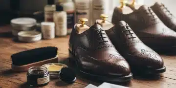 Zapatos de cuero impecables y productos de cuidado para su mantenimiento.