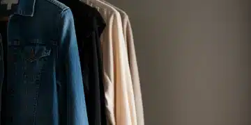 Armario organizado con prendas favoritas bien cuidadas, símbolo de durabilidad y estilo.