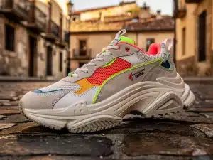 Detalle de una zapatilla 'ugly' con suela gruesa y diseño complejo, popular en el mercado español.