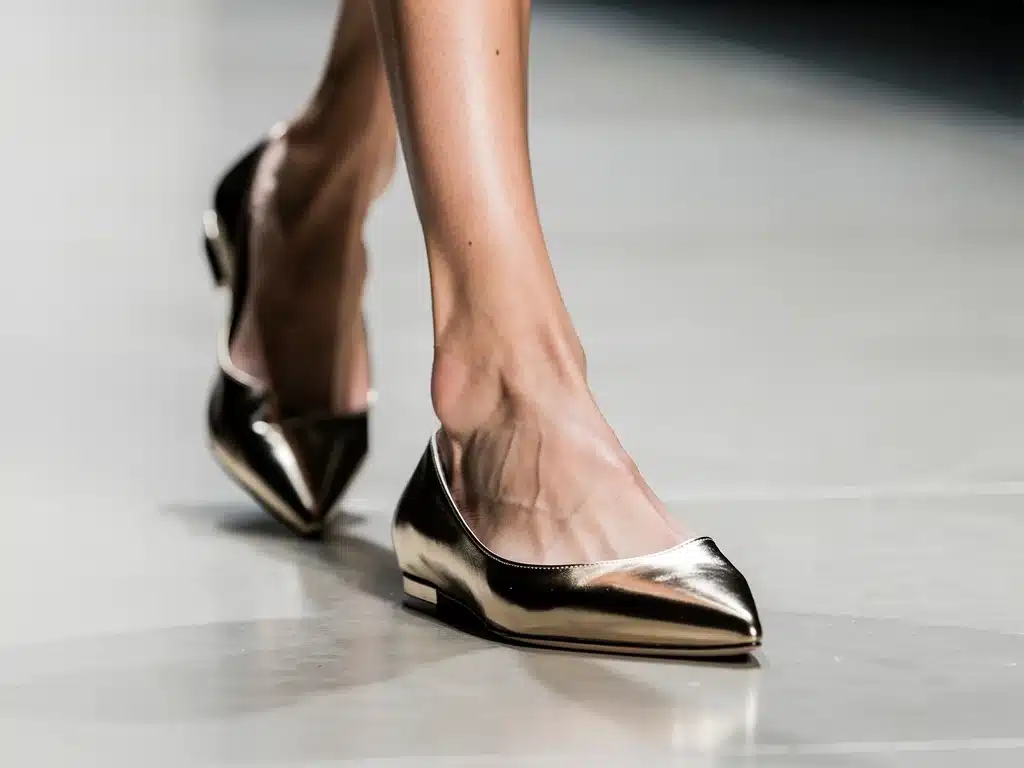 Zapatos planos de punta afilada con acabado metálico, una propuesta elegante en calzado de la MBFWMadrid 2026.