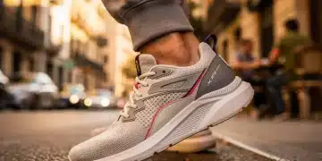 Persona usando calzado deportivo urbano moderno caminando por una calle de ciudad española.