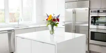 Cocina moderna y reluciente, símbolo de un hogar impecable y limpio.