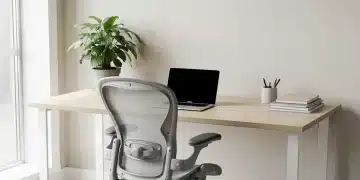Oficina en casa moderna y organizada con luz natural y silla ergonómica
