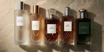 Composición artística de perfumes nicho españoles que marcan tendencia en 2026, con frascos elegantes y diseño exclusivo.