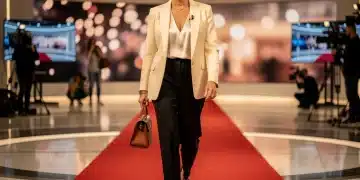 Famosa de televisión española luciendo un elegante armario cápsula de 10 prendas en 2026, con un estilo minimalista y sofisticado.